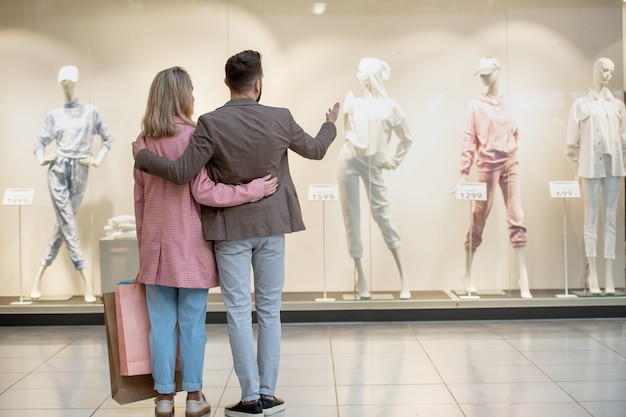 Eine Gruppe von Menschen, die beim Einkaufen auf ein Display schaut