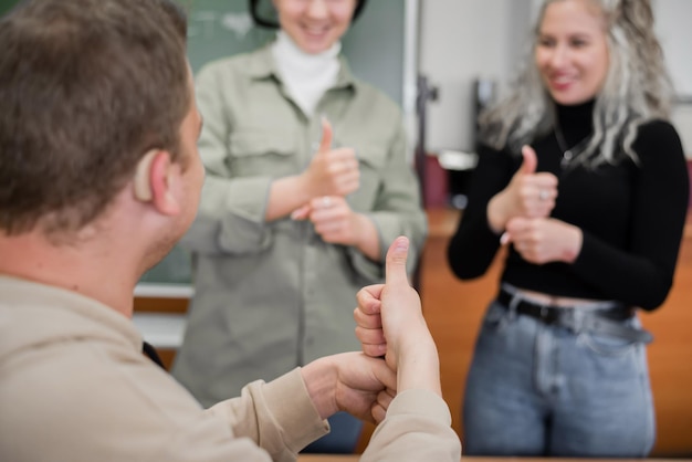 Foto eine gruppe von menschen, die sich an den händen halten