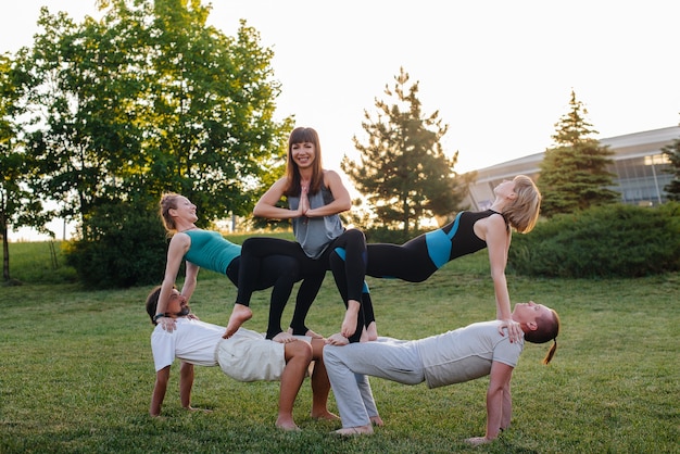 Eine Gruppe von Menschen, die Yoga im Park machen