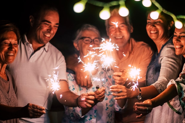 Eine Gruppe von Menschen feiert zusammen Weihnachten und Silvester