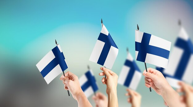 Foto eine gruppe von menschen hält kleine finnische fahnen in den händen