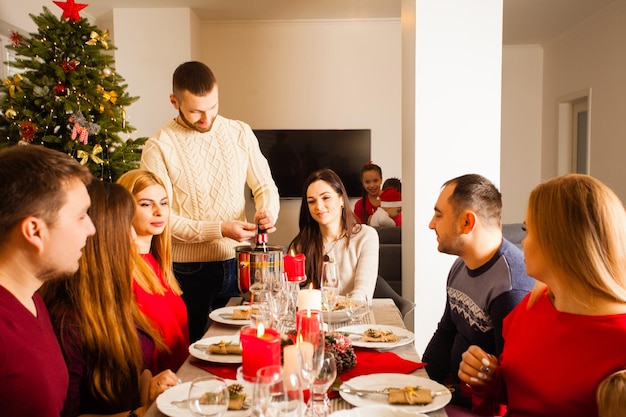 Eine Gruppe von Menschen im Bürgersteigcafé