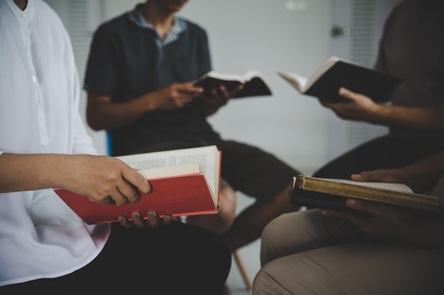Eine Gruppe von Menschen liest die Bibel