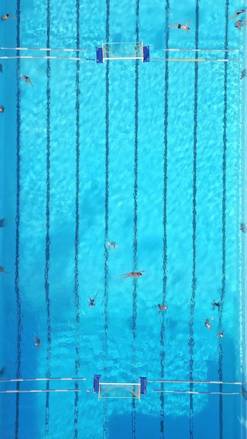 Eine Gruppe von Menschen schwimmt in einem Pool