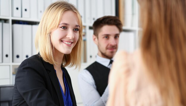 Foto eine gruppe von menschen sitzt im büro und berät über