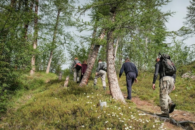 Foto eine gruppe von menschen wandert in einem wald