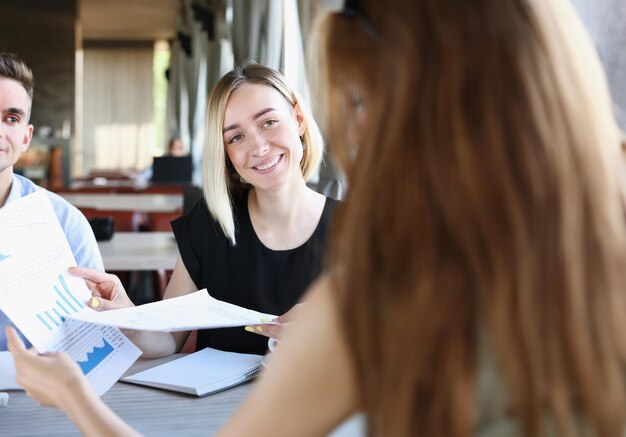 Eine Gruppe von Personen, die an einem Seminar teilnehmen