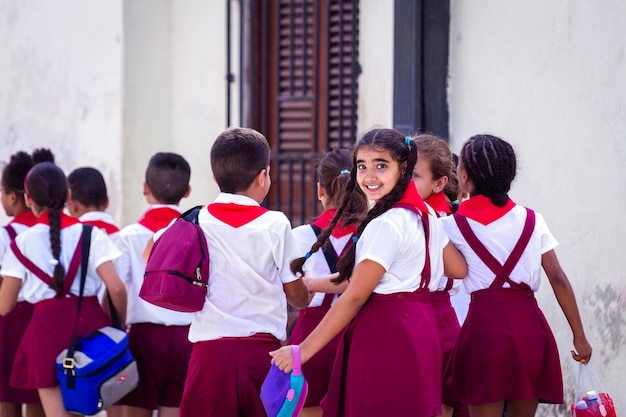 Eine Gruppe von Pionierschulkindern in der Havanna-Straße Kuba