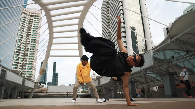 Eine Gruppe von professionellen Tänzern muntert auf, während Hipster ihren Fußschritt spritzig durchführen
