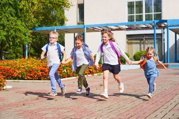 Eine Gruppe von Schulkindern, die die Schule verlassen