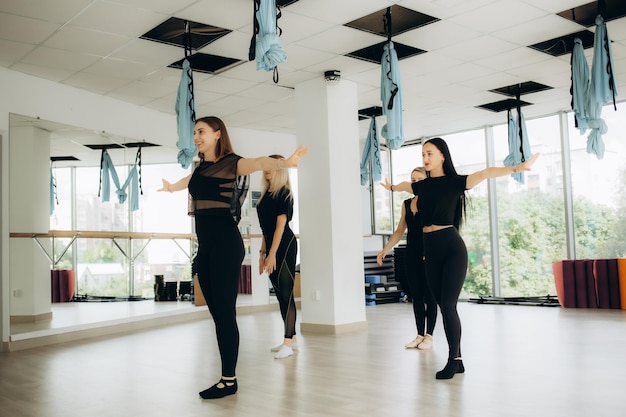 Eine Gruppe von Sportlern in einem Fitnessstudio trainiert, eine multiraciale Gruppe von Athleten streckt sich vor Beginn einer Trainingssitzung aus. Hochwertiges Foto