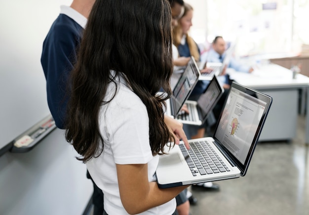 Eine Gruppe von Studenten, die eine Präsentation mit Laptops geben