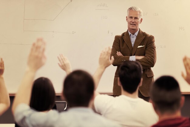 eine gruppe von studenten lernt mit einem professor im modernen schulklassenzimmer