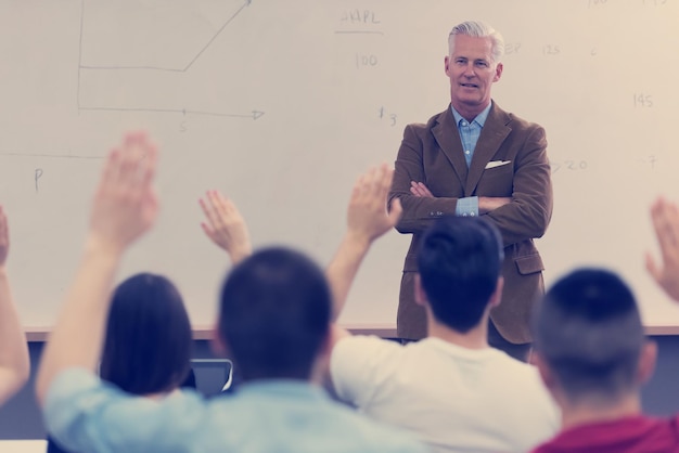 eine gruppe von studenten lernt mit einem professor im modernen schulklassenzimmer