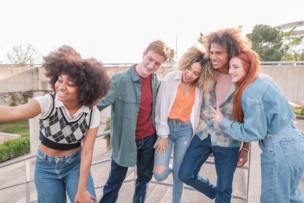 Foto eine gruppe von studentenfreunden macht ein selfie, als sie den unterricht verlassen.