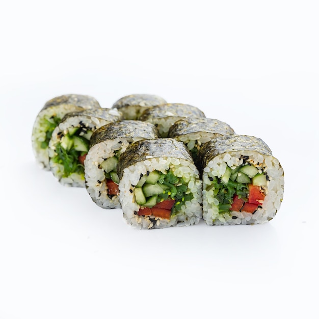 Eine Gruppe von Sushi auf weißem Hintergrund