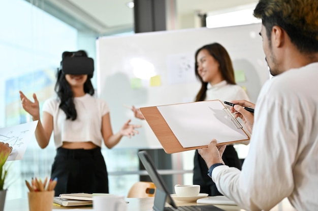 Eine gruppe von technologieentwicklern beim brainstorming über ihr neues virtuelles innovationsprojekt