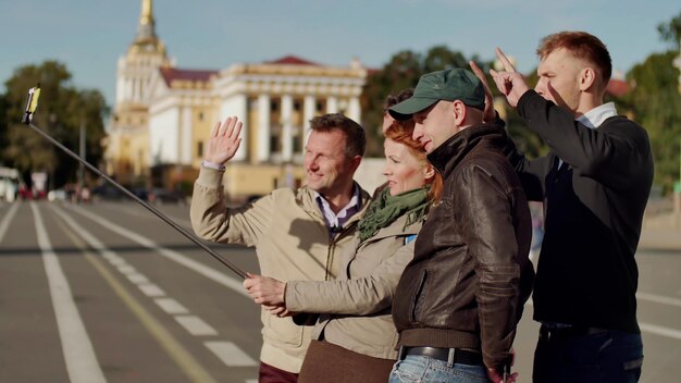 Eine Gruppe von Touristen macht im Freien ein Selfie mit dem Smartphone