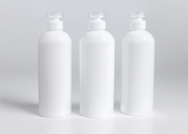 Foto eine gruppe weißer flaschen kosmetika, seife und creme