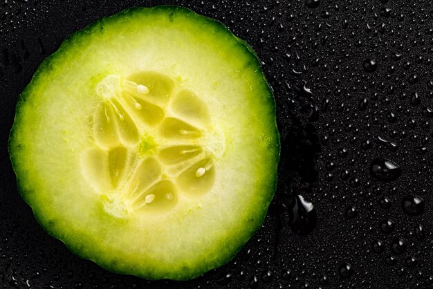 Eine Gurkenscheibe, isoliert auf schwarzem Hintergrund