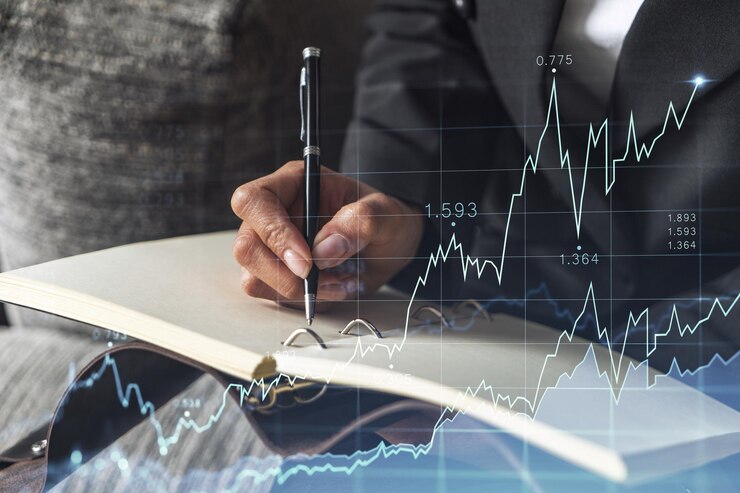 Eine Händlerin in formeller Kleidung, die einige Ideen aufschreibt, um die Börse zu erforschen, um mit den richtigen Anlagelösungen fortzufahren Wealth Management Concept Hologram Forex Chart über Nahaufnahme