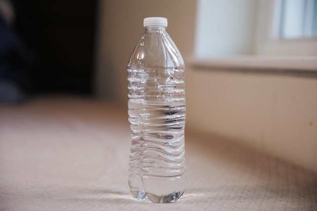 Eine halb leere Wasserflasche
