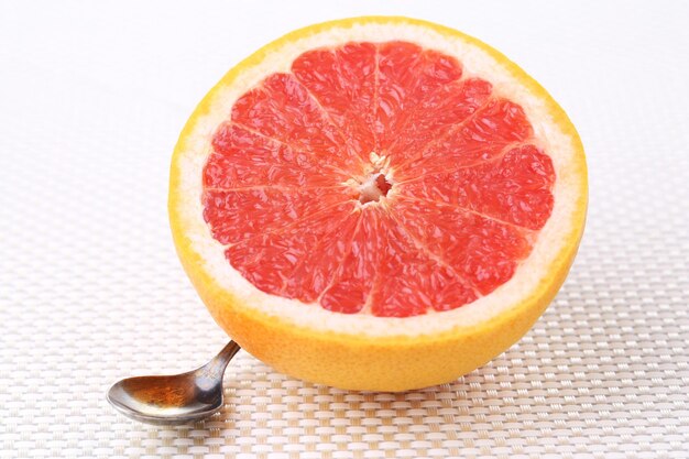 Eine halbe Grapefruit auf hellem Hintergrund