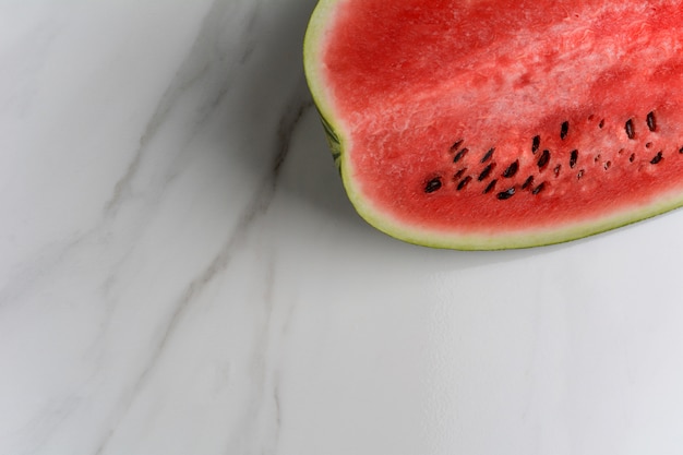 Eine halbe Scheibe Wassermelone