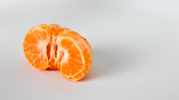 Eine halbierte Mandarine