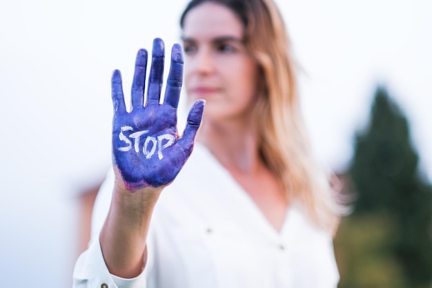 Foto eine hand, die auf den feministischen kampf und gegen gewalt zeigt