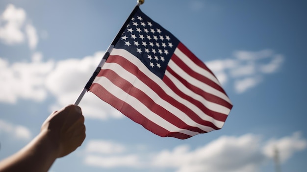 Eine Hand, die eine Flagge hält, auf der "amerikanische Flagge" steht