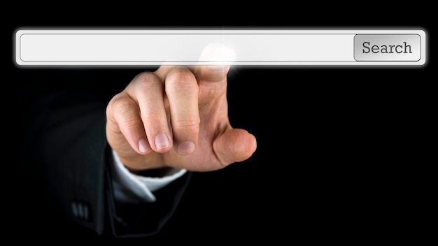 Eine Hand, die eine leere Suchleiste auf einer virtuellen Online-Computerschnittstelle oder einem Bildschirm drückt