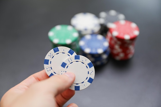 eine Hand, die einen Stapel Pokerchips hält.