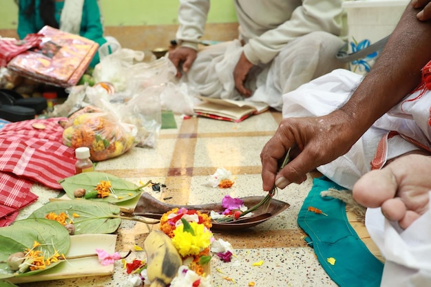 Eine Hand, die hinduistisches Ritual pooja yajna durchführt