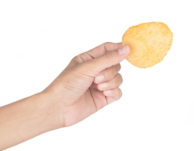 Eine Hand, die Kartoffelsnack lokalisiert auf weißem Hintergrund hält