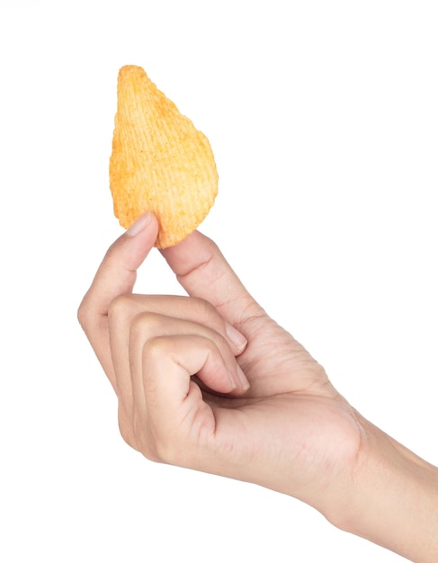 Eine Hand, die Kartoffelsnack lokalisiert auf weißem Hintergrund hält