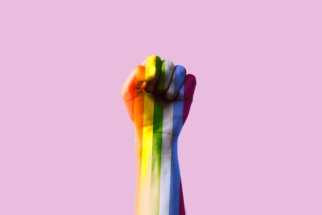 Eine Hand, die mit Regenbogenfarbe lgbt Stolz und Vielfalt gefärbt ist