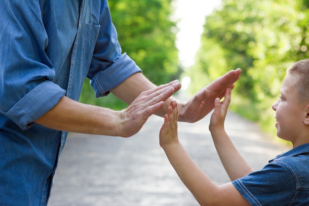 Foto eine hand glücklicher eltern und kinder auf der natur auf der straße im parkhintergrund