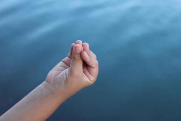 Eine Hand mit dem Buchstaben t darauf