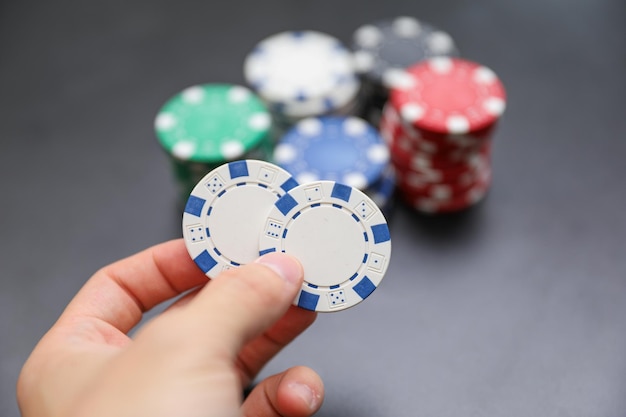 Eine Hand mit Pokerchips, auf der steht: „Ich bin dabei.“