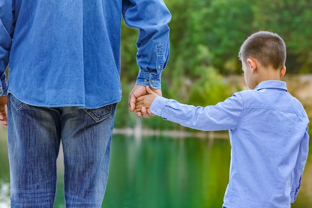 Foto eine hand von eltern und kind in der natur in der parkreise