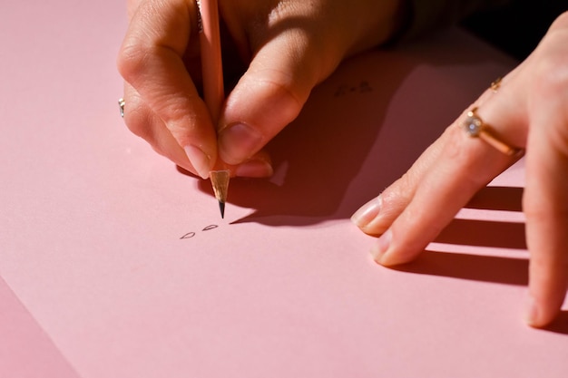 Eine Handschrift auf einem Blatt Papier mit einem Bleistift Kopieren Sie Platz Selektiver Fokus