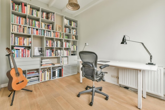 Eine Heimbibliothek mit einem Schreibtisch und einer Gitarre