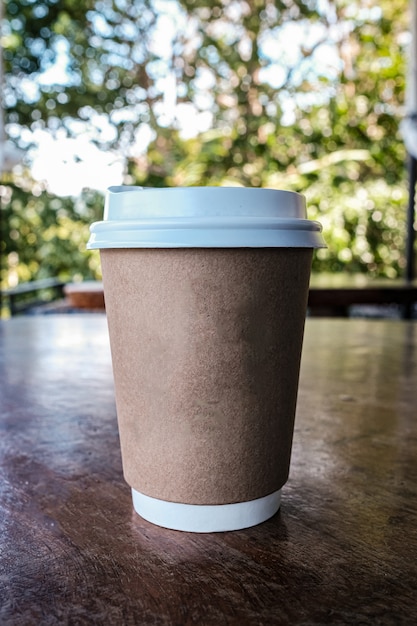 Eine heiße Kaffeetasse auf Holztisch