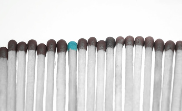 Eine helle Übereinstimmung in einer grauen Farbreihe, ein horizontales Foto mit gedämpften Tönen