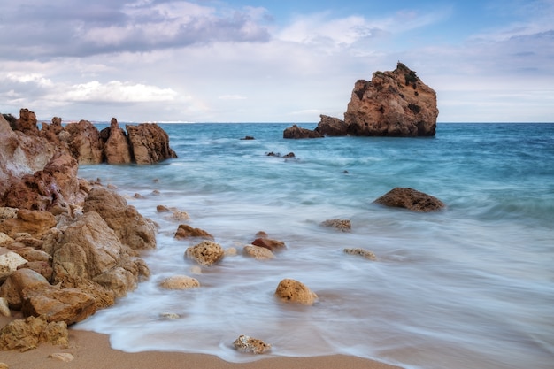 Eine herrliche Landschaft an einem felsigen Strand Arrifes im Albufeira.