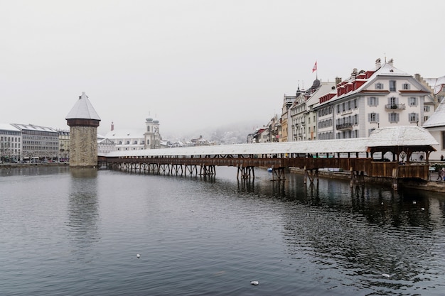 Eine historische Holzbrücke über dem Fluss, ein Markstein in der Luzerne, die Schweiz.