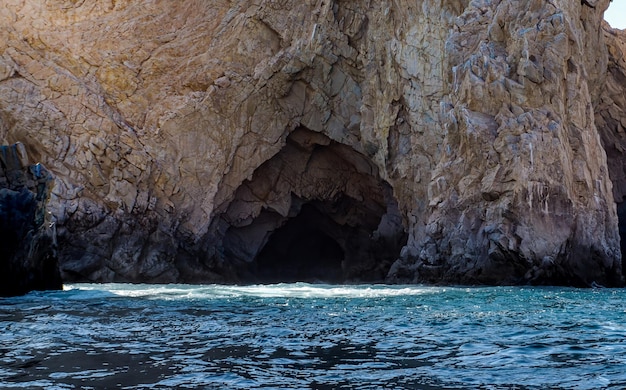 Eine Höhle im Meer mit der Nummer 12 darauf