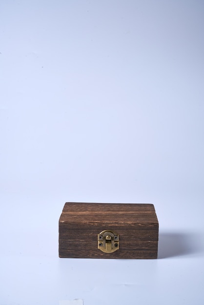 Eine hölzerne, handgefertigte Geschenkbox auf einem isolierten weißen Hintergrund.