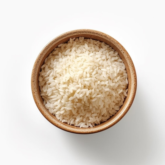 eine hölzerne Schüssel mit Reis darin und einem weißen Hintergrund